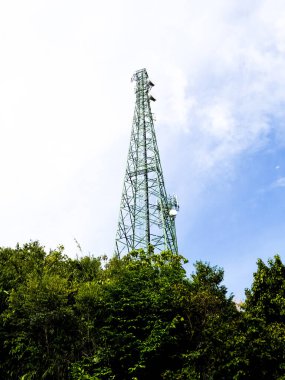 Antenli telekomünikasyon kulesi. Gökyüzündeki anten. Antenli kule. telefon anteni.