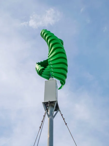 Зелена Вертикальна Вітрова Турбіна Концепція Альтернативної Енергії Чиста Енергія — стокове фото