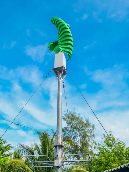 Зелена Вертикальна Вітрова Турбіна Концепція Альтернативної Енергії Чиста Енергія — стокове фото