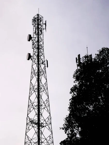 Antenli Telekomünikasyon Kulesi Gökyüzündeki Anten Antenli Kule Telefon Anteni — Stok fotoğraf