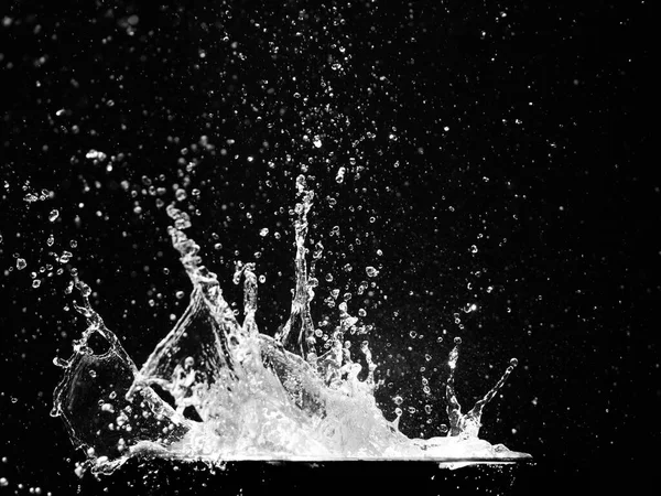 Water Spetteren Een Zwarte Achtergrond Water Spatten Verfrissende Zwarte Achtergrond — Stockfoto
