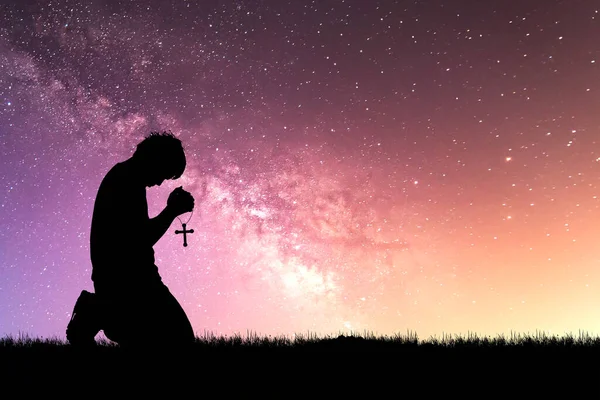 Молящийся Крестом Фоне Звездной Ночи — стоковое фото