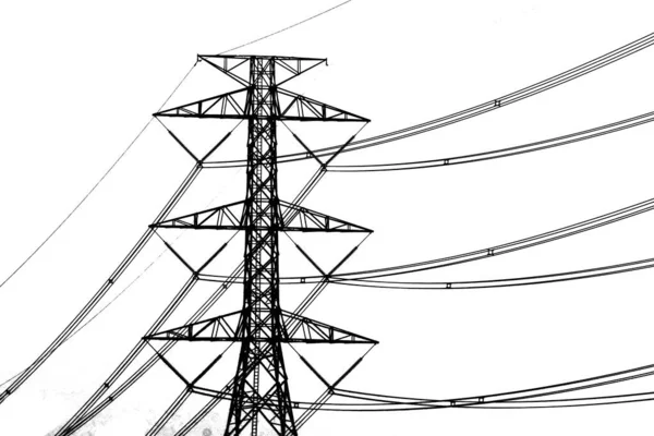 クリッピングパスと白の背景に高電圧伝送塔のシルエット — ストック写真