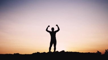 Egzersiz yoluyla sağlık hizmeti kavramı. Akşam erkek silueti eğitimi.