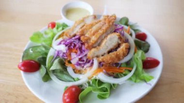 Tavuk ve sebzeli salata. Tavuk ve salata. sebzeli tavuk