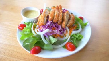 Tavuk ve sebzeli salata. Tavuk ve salata. sebzeli tavuk