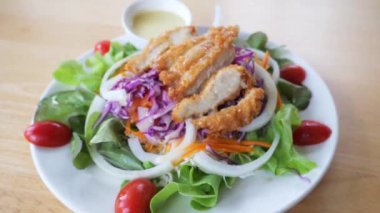 Tavuk ve sebzeli salata. Tavuk ve salata. sebzeli tavuk