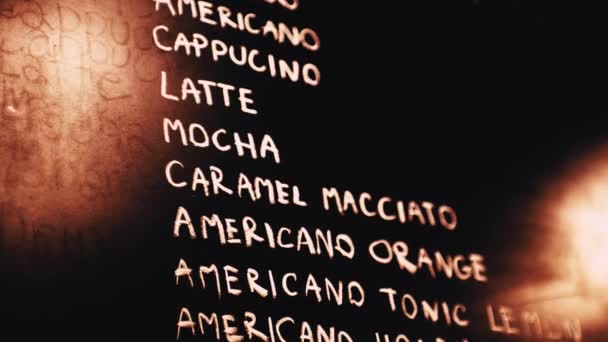 在咖啡店的黑色背景上录下咖啡的菜名 — 图库视频影像