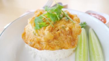 Omlet pilavı, tüm dünyada popüler süper ekonomik yiyecekler, kızarmış yumurta pilavı, yemesi kolay ve ekonomik..