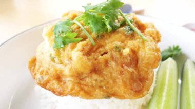 Omlet pilavı, tüm dünyada popüler süper ekonomik yiyecekler, kızarmış yumurta pilavı, yemesi kolay ve ekonomik..