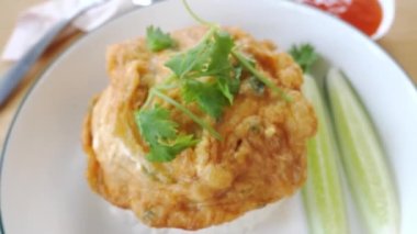 Omlet pilavı, tüm dünyada popüler süper ekonomik yiyecekler, kızarmış yumurta pilavı, yemesi kolay ve ekonomik..