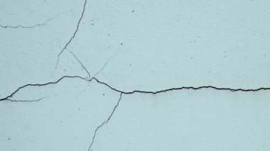 Kötü inşaattan kaynaklanan beton çatlaklar.