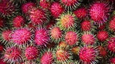 Kavram sepetinde bir sürü kırmızı rambutan var. Rambutan, lezzetli, tatlı bir Tayland meyvesidir..