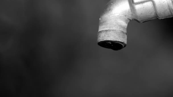 Wasserknappheit Und Wasserkrisenkonzept Wasserhahn Mit Wenig Wasser — Stockvideo