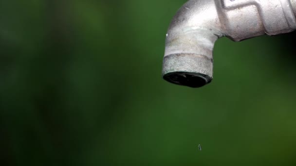 Концепция Дефицита Воды Водного Кризиса Кран Малым Количеством Воды — стоковое видео