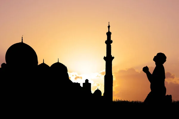 Silhueta Homem Muçulmano Orando Mesquita — Fotografia de Stock