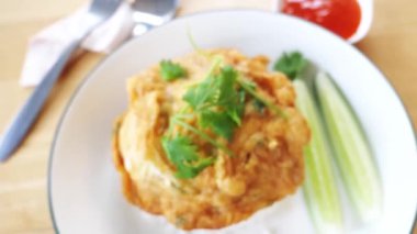 Omlet pilavı, tüm dünyada popüler süper ekonomik yiyecekler, kızarmış yumurta pilavı, yemesi kolay ve ekonomik..