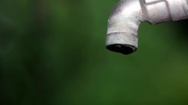 Su kıtlığı ve su krizi konsepti, az suyu olan musluk..