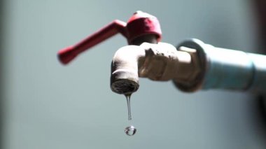 Sızdıran musluk tamamen kapalı olsa bile ne yazık ki su kaybına neden olur..