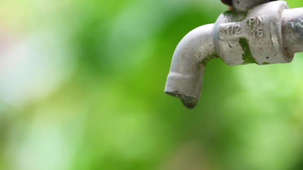 Wasserknappheit Und Wasserkrisenkonzept Wasserhahn Mit Wenig Wasser — Stockvideo