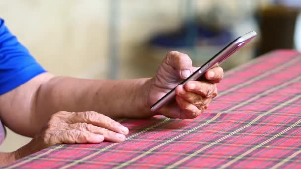 Slow Motion Ouderen Winkelen Hun Mobiele Telefoon Handen Van Een — Stockvideo