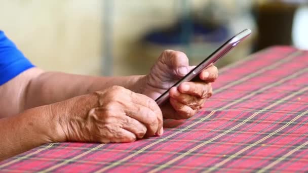 Αργή Κίνηση Ηλικιωμένοι Που Ψωνίζουν Από Κινητά Τους Τηλέφωνα Χέρια — Αρχείο Βίντεο