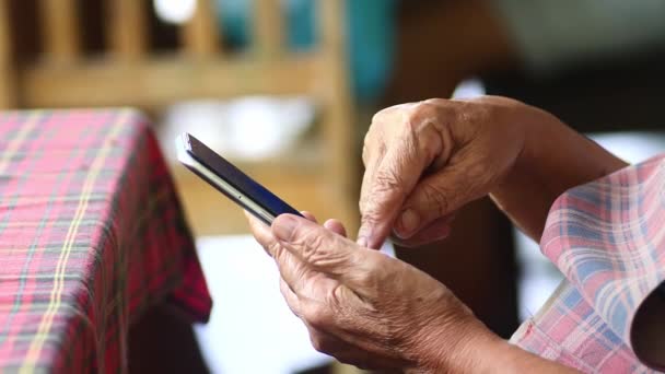 Slow Motion Äldre Människor Som Handlar Sina Mobiltelefoner Äldre Persons — Stockvideo