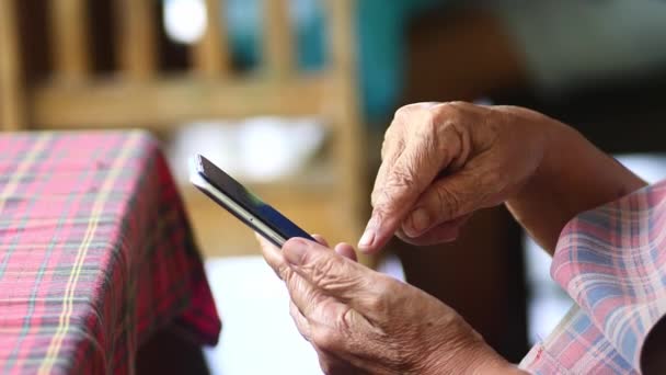 Zeitlupe Ältere Menschen Beim Einkaufen Auf Ihrem Mobiltelefon Die Hände — Stockvideo