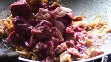 Tayland 'da Wok Sokağı Yemeği' nde çeşitli soslu kızarmış domuz eti.