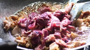 Tayland 'da Wok Sokağı Yemeği' nde çeşitli soslu kızarmış domuz eti.