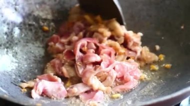 Tayland 'da Wok Sokağı Yemeği' nde çeşitli soslu kızarmış domuz eti.
