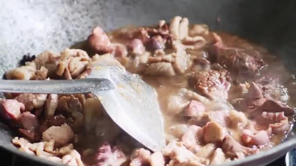 Roergebakken Varkensvlees Met Verschillende Specerijen Een Wok Street Food Thailand — Stockvideo