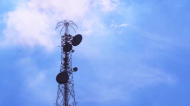 Antenli telekomünikasyon kulesi. Gökyüzündeki anten. Antenli kule. telefon anteni 