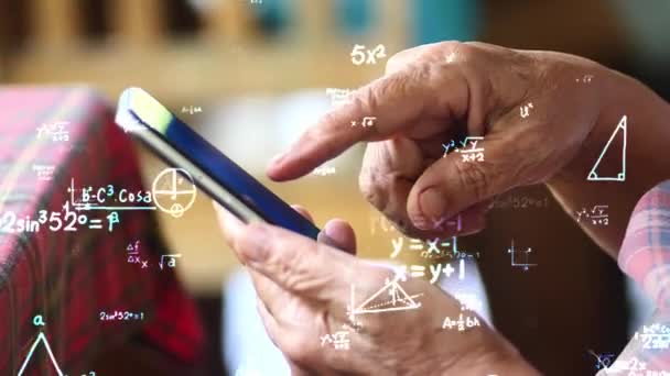 Slow Motion Äldre Människor Som Handlar Sina Mobiltelefoner Äldre Persons — Stockvideo
