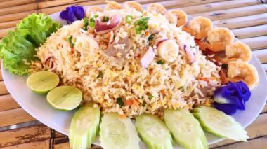Kızarmış pilav, karides, mürekkep balığı ve yengeç. Tayland sokak yemekleri konsepti.