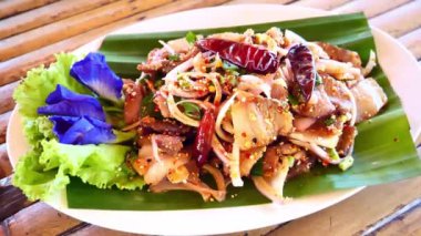 Tayland konsepti Larb Moo baharatlı domuz eti içeren geleneksel bir Tayland yemeğidir..