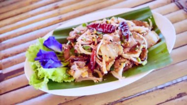 Tayland konsepti Larb Moo baharatlı domuz eti içeren geleneksel bir Tayland yemeğidir..