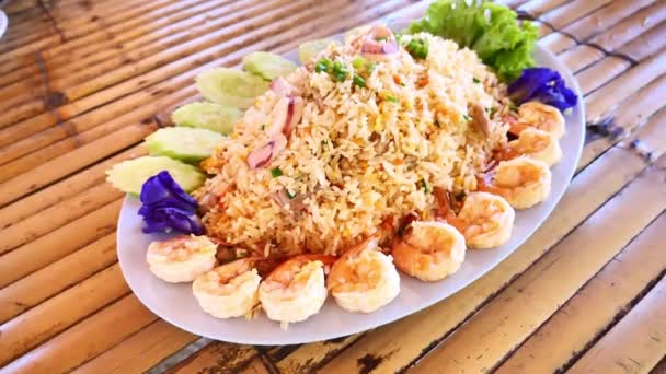 Апетитний Смажений Рис Креветками Кальмарами Крабами Концепція Вуличної Їжі Таїланду — стокове відео