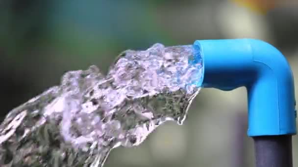 Wasser Strömt Aus Dem Rohr Garten — Stockvideo