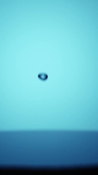 Студийный Снимок Капель Воды Падающих Поверхность Воды Волнами Замедленное Движение — стоковое видео