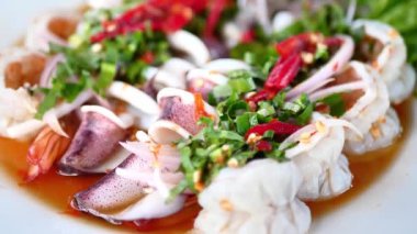 Tayland 'ın sokak yemekleri: karides, kalamar, acı biber, limon ve çeşitli baharatlardan oluşan salata yiyeceği.