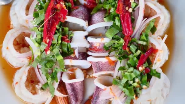 Вулична Їжа Таїланду Салатна Їжа Складається Креветок Кальмарів Чилі Лайма — стокове відео