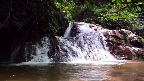  Cascade dans la forêt tropicale de Thaïlande