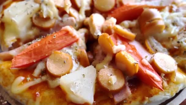 Une Pizza Appétissante Composée Pâte Saucisse Jambon Ananas Fromage — Video