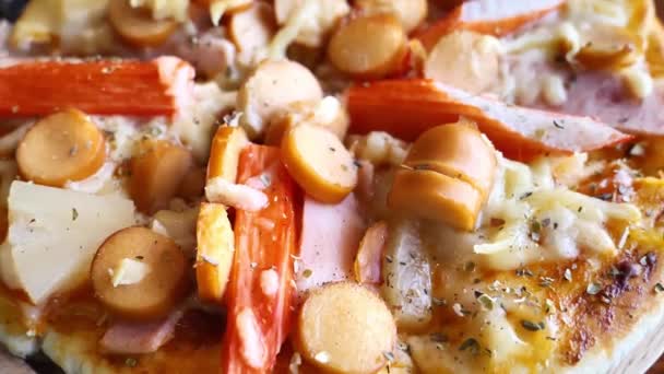 Una Pizza Appetitosa Composta Pasta Salsiccia Prosciutto Ananas Formaggio — Video Stock