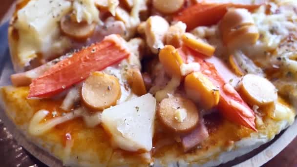 Pizza Apă Dulce Constând Din Aluat Cârnați Șuncă Ananas Brânză — Videoclip de stoc
