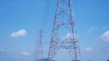 Kırsal bölgelerde yüksek voltaj elektrik kutupları, enerji güvenliği kavramı.