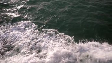 Denizdeki dalgaların ağır çekim.