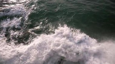 Denizdeki dalgaların ağır çekim.