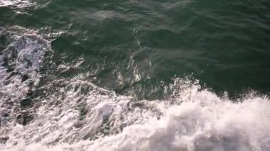 Denizdeki dalgaların ağır çekim.